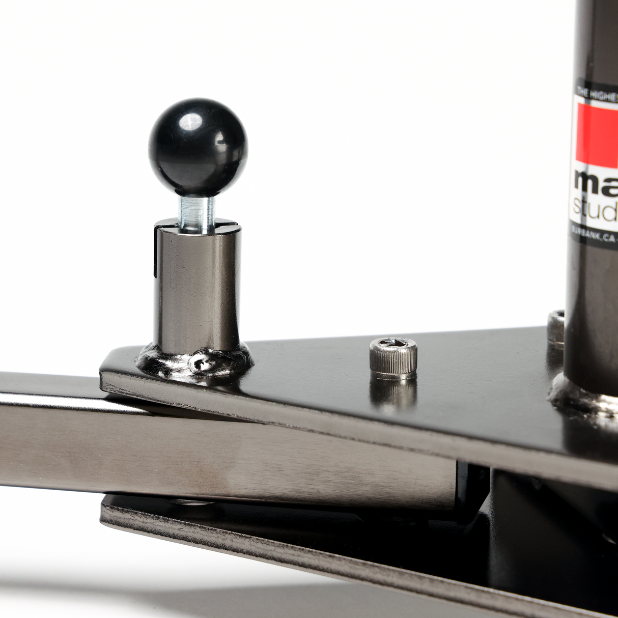 Close-up of the Runway Base leg locking knob